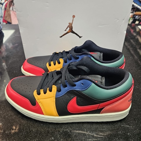 Sz 10.5 M / sz 12W Jordan 1 Low SE \